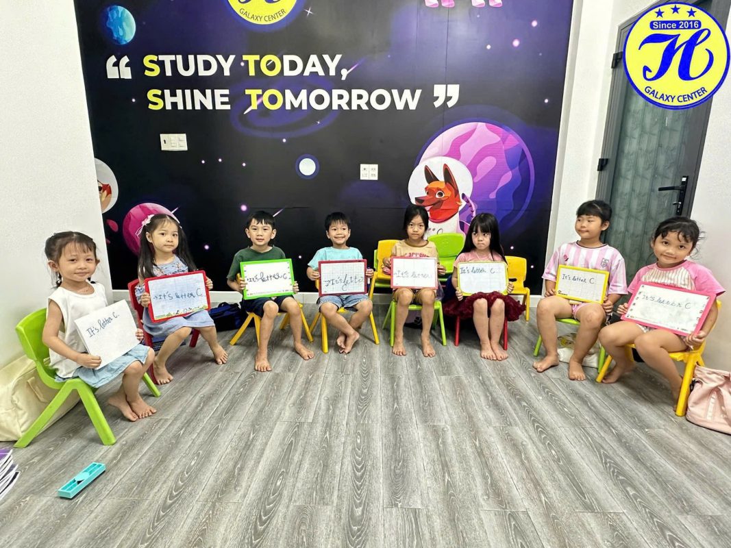 Bạn đang tìm một hoạt động ý nghĩa để con có một mùa hè thật bổ ích? Khoá học Tiếng Anh Thiếu Nhi tại Ngân Hà chính là lựa chọn phù hợp để con vừa học, vừa trải nghiệm trong môi trường tích cực và năng động.